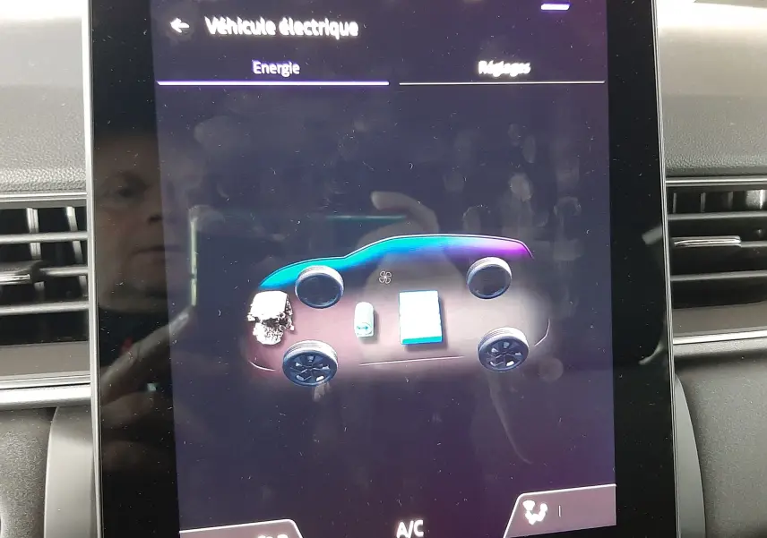 Écran tactile intérieur du Renault Captur E-Tech Hybrid 2024 affichant les informations sur l'énergie du véhicule.