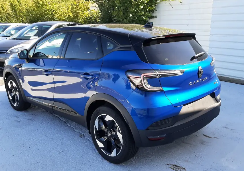 Vue 3/4 arrière droite du Renault Captur E-Tech Hybrid 145ch en bleu Iron avec toit noir brillant.