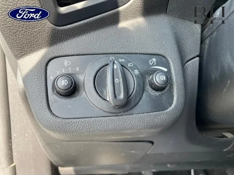 Gros plan sur le panneau de commande des phares du Ford Kuga 2017, avec réglages des feux et antibrouillard.