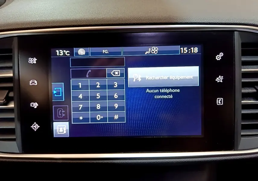 Écran tactile central de la Peugeot 308 GT Line 2016 affichant le menu de connexion téléphone, entouré de commandes noires.