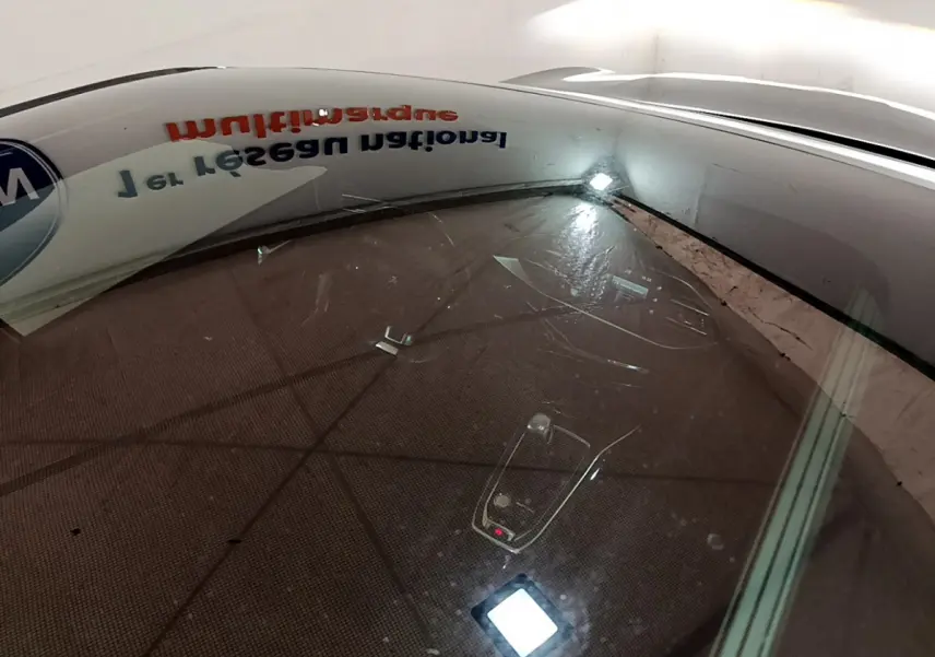 Vue intérieure du tableau de bord et console centrale de la Peugeot 308 gris foncé, version GT Line 2016.