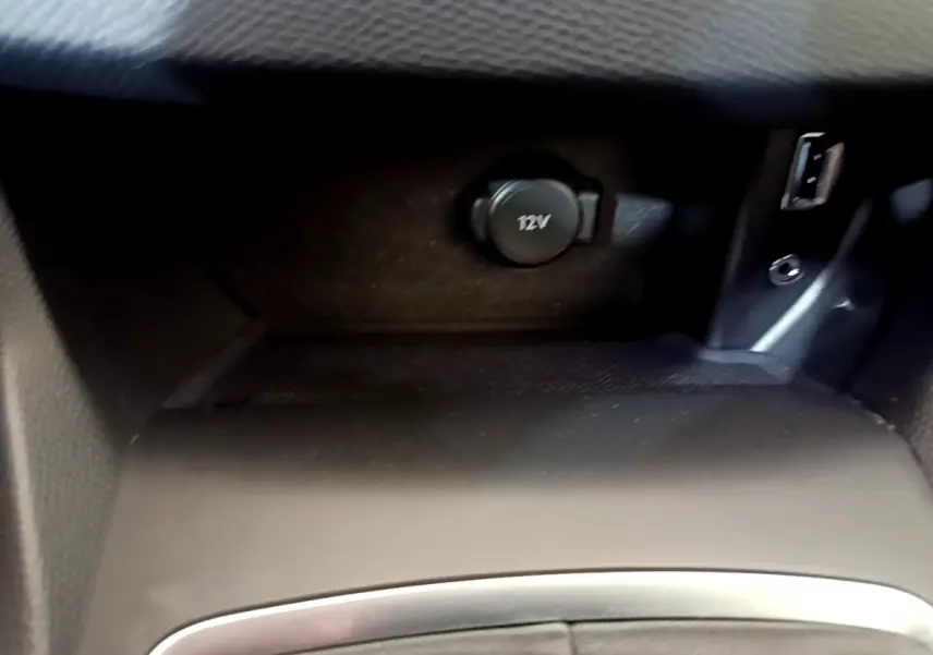 Prise 12V et port USB dans le rangement central noir de la Peugeot 308 GT Line gris foncé, intérieur 2016.