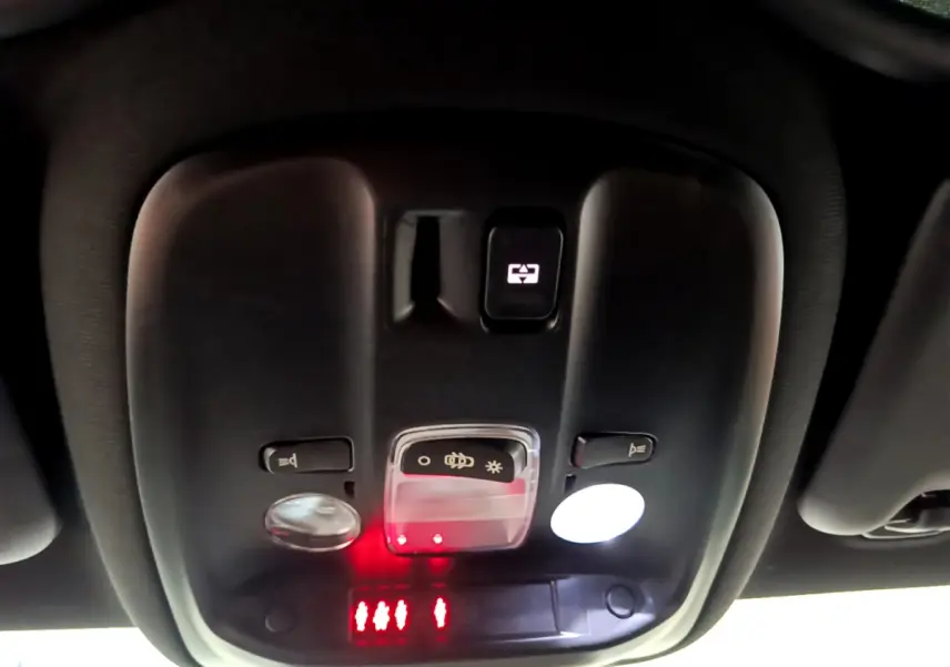 Vue en gros plan du plafonnier noir de la Peugeot 308 GT Line 2016 avec commandes d'éclairage et indicateurs rouges allumés.