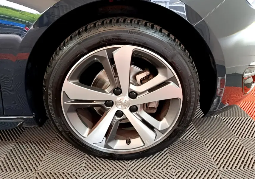 Gros plan sur la roue avant gauche gris foncé d'une Peugeot 308 1.2 PureTech 130 S&S GT Line avec jante alliage cinq branches