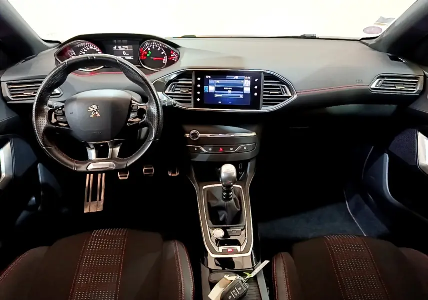 Intérieur Peugeot 308 GT Line 2016 vu de face, volant cuir, écran tactile 9,7 pouces et levier de vitesses manuel.