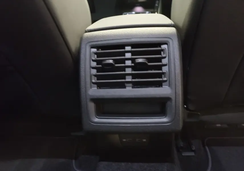 Gros plan sur la sortie d’air arrière centrale et ports USB du Volkswagen Golf 2.0 TDI 150 DSG7 R-Line gris lunaire.