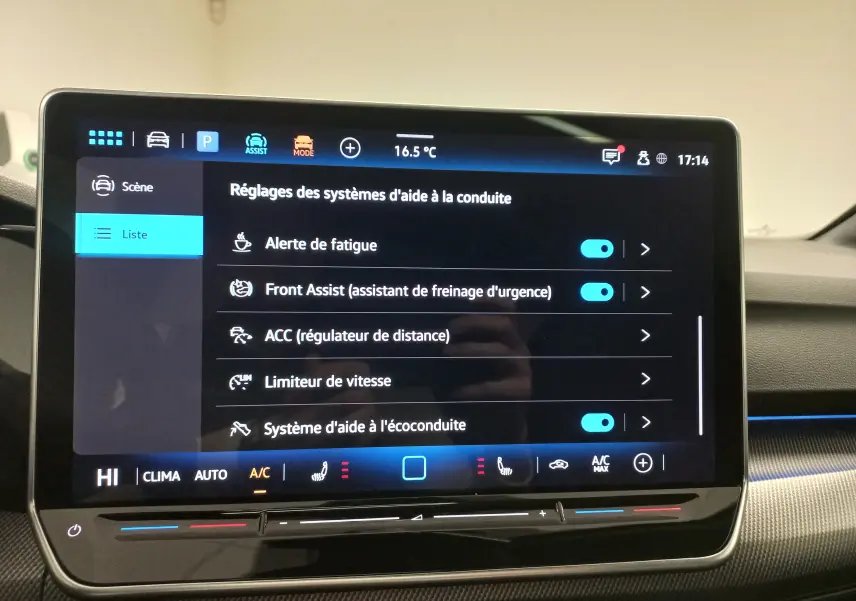 Écran tactile intérieur de la Volkswagen Golf 2.0 TDI 2026 affichant les réglages des aides à la conduite.