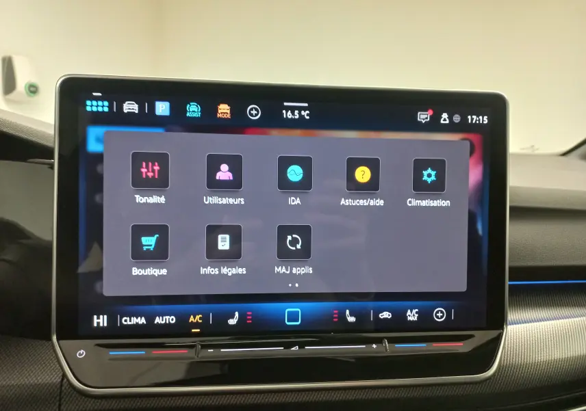 Écran tactile central affichant le menu des réglages dans l’habitacle d’une Volkswagen Golf gris lunaire.