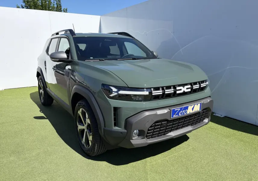 Vue 3/4 avant d'un Dacia Duster III hybride kaki lichen avec calandre distinctive et jantes alliage 18 pouces.