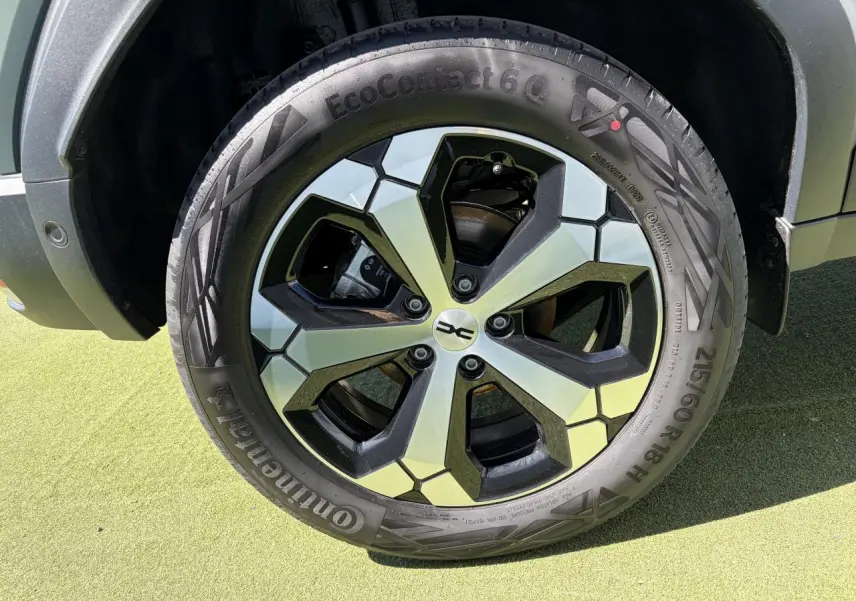 Gros plan sur la jante alliage diamantée 18 pouces du Dacia Duster III kaki lichen, avec pneu Continental EcoContact 6.0.