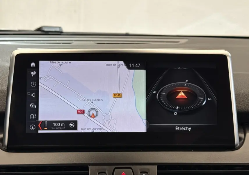Écran tactile 8,8 pouces du tableau de bord de BMW Série 2 Active Tourer gris foncé, affichant navigation et boussole.
