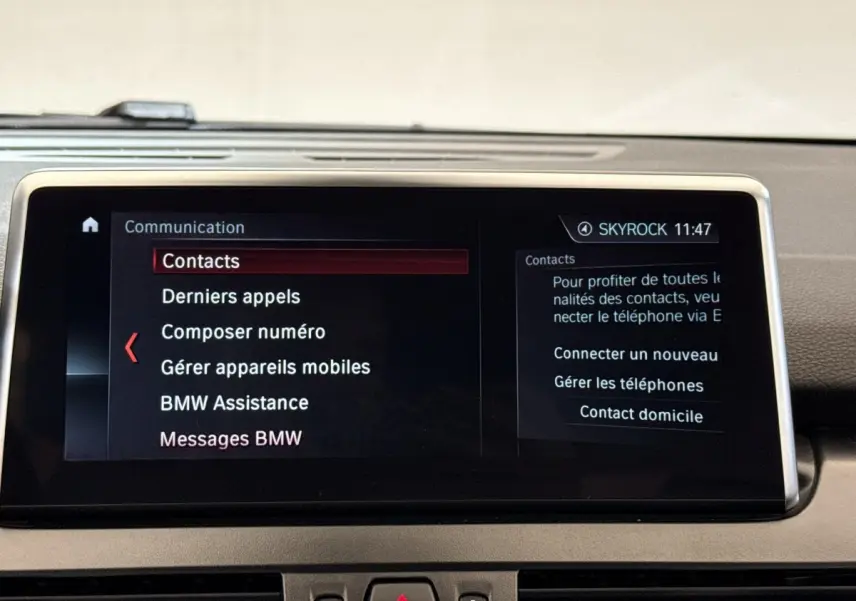Écran tactile central affichant le menu communication dans l’habitacle d’une BMW Série 2 Active Tourer gris foncé.