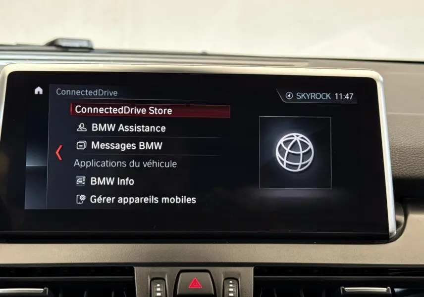 Écran tactile central du tableau de bord de la BMW Série 2 Active Tourer 225xe gris foncé, affichant le menu ConnectedDrive.