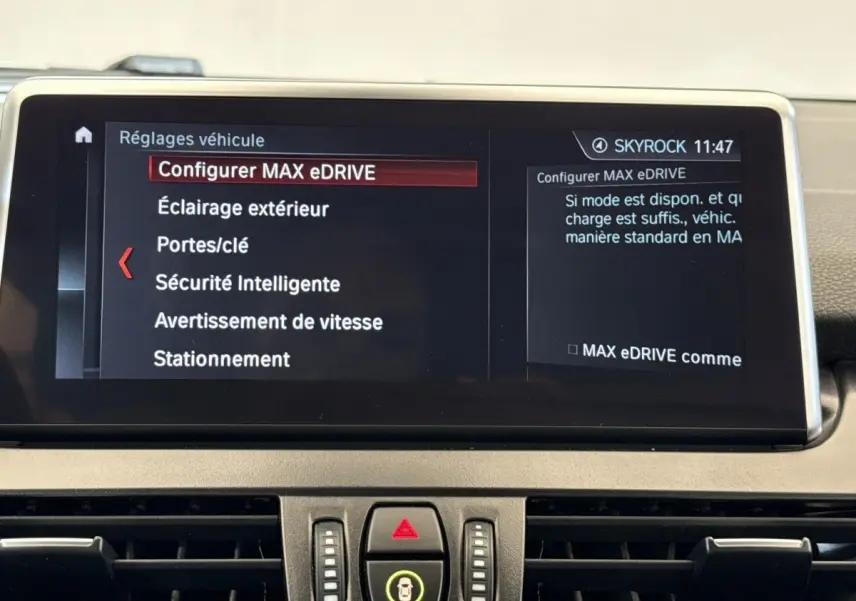 Écran tactile intérieur de la BMW Série 2 Active Tourer 225xe gris foncé affichant les réglages MAX eDRIVE.