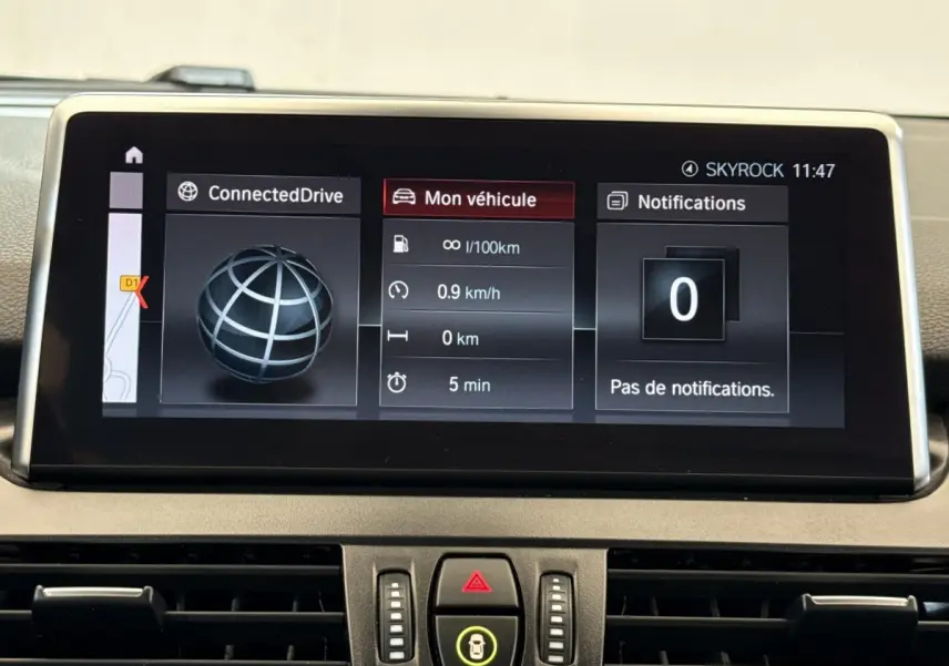 Écran tactile central du tableau de bord de la BMW Série 2 Active Tourer gris foncé, affichage connecté et notifications.