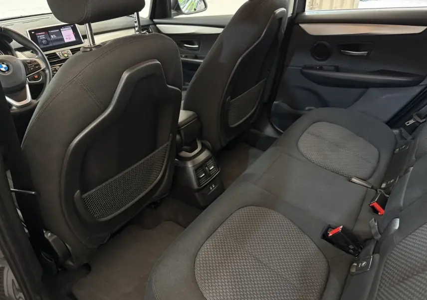 Vue intérieure arrière côté droit de la BMW Série 2 Active Tourer 225xe gris foncé, montrant les sièges et le tableau de bord.