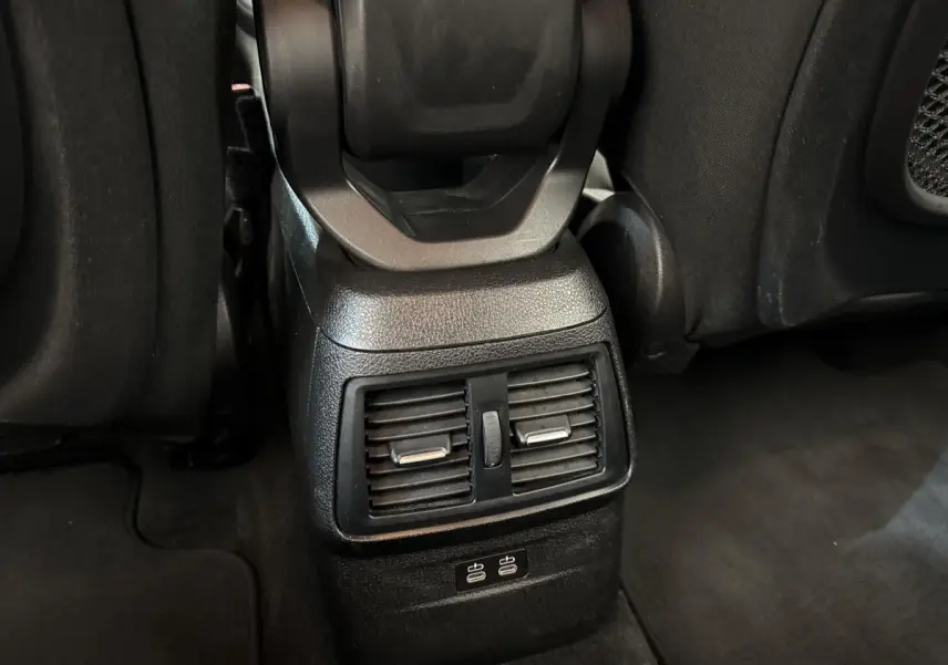 Vue rapprochée des aérateurs arrière et ports USB du BMW Série 2 Active Tourer gris foncé, version 225xe Business Design.