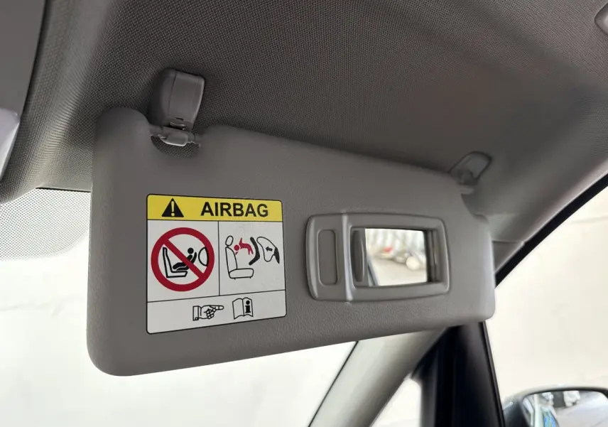 Détail du pare-soleil côté conducteur gris avec miroir intégré dans une BMW Série 2 Active Tourer 225xe gris foncé.