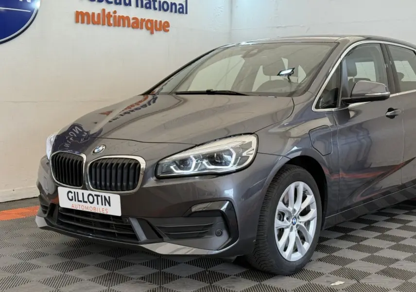 BMW Série 2 Active Tourer gris foncé vue 3/4 avant droit avec phares LED et calandre double haricot.