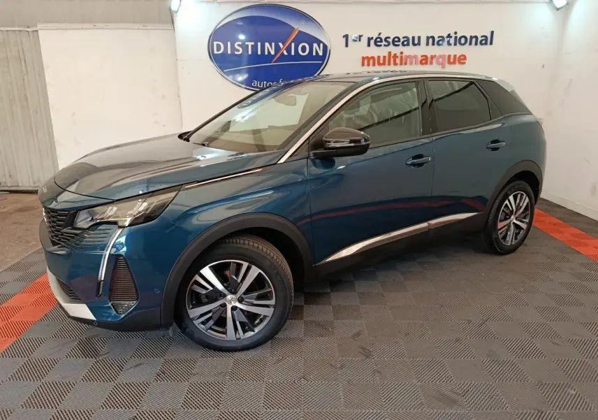 Peugeot 3008 PureTech 130 S&S Allure bleu vue 3/4 avant droit dans un showroom avec logo Distinxion.