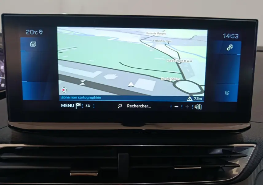 Écran tactile central affichant la navigation 3D du Peugeot 3008 PureTech 130 S&S Allure 2022, intérieur noir.