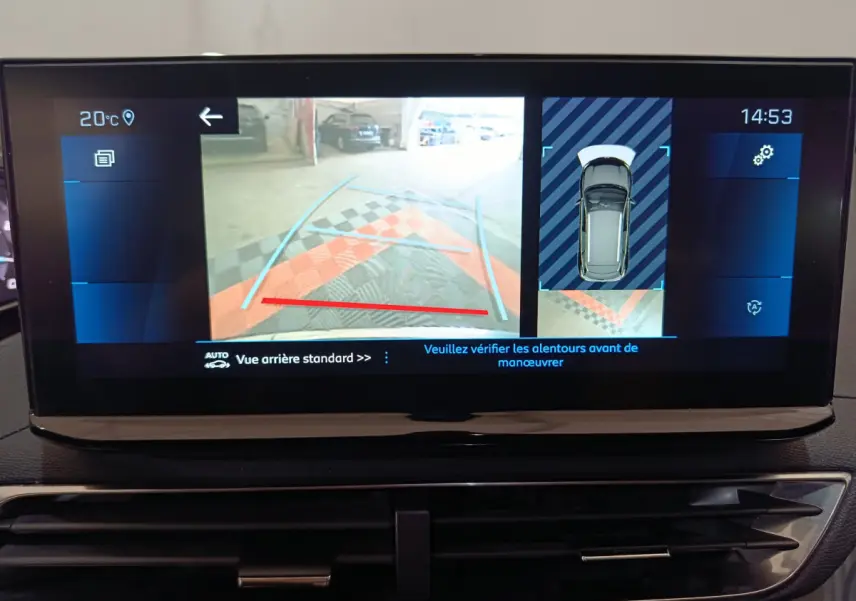 Écran tactile du tableau de bord du Peugeot 3008 bleu, affichant la caméra de recul et l'aide au stationnement arrière.