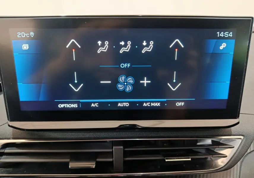 Écran tactile central affichant les commandes de climatisation du Peugeot 3008 bleu, vue intérieure rapprochée.