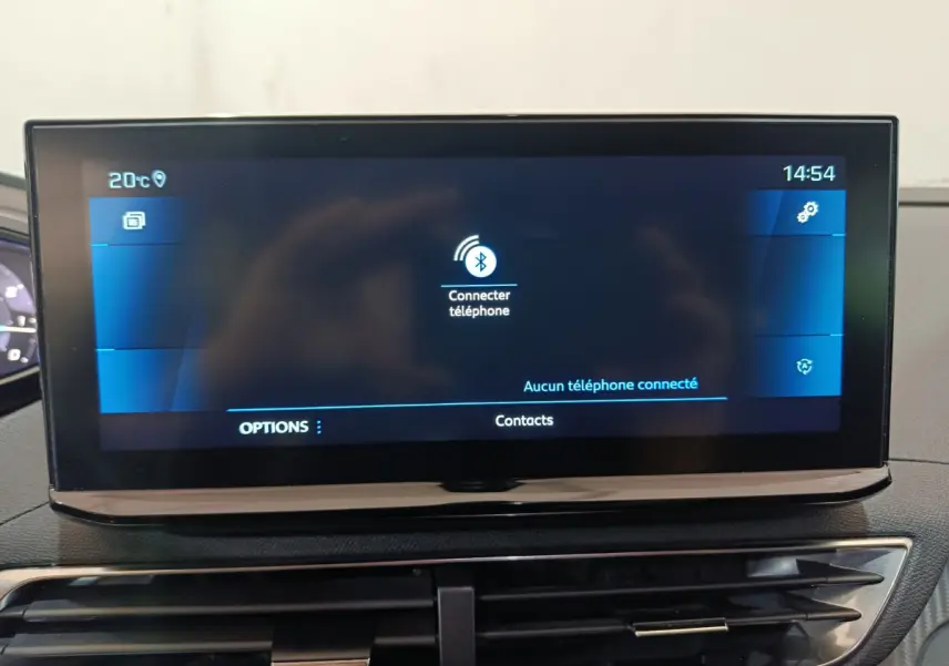 Écran tactile central bleu affichant la connexion Bluetooth dans l'habitacle du Peugeot 3008 bleu PureTech 130 S&S Allure 2022