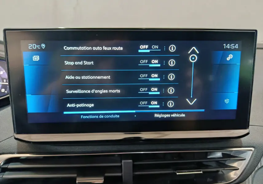Écran tactile central du tableau de bord du Peugeot 3008 bleu, affichant les réglages d'aide à la conduite.