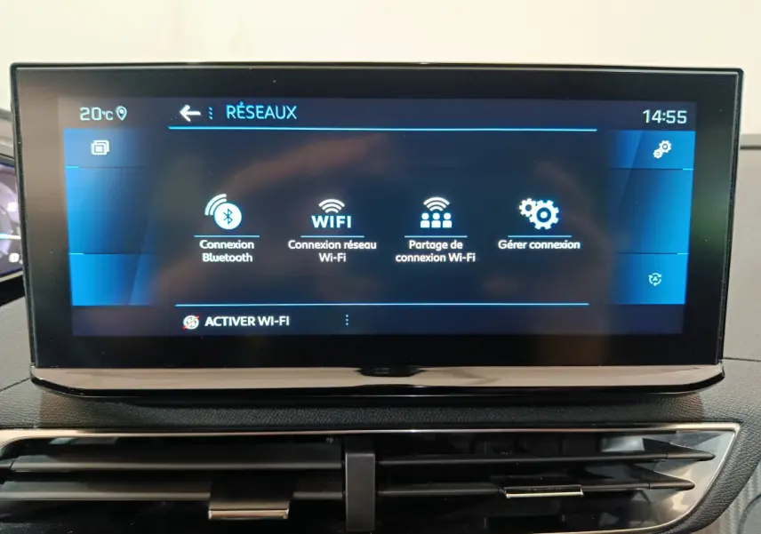 Écran tactile central du tableau de bord du Peugeot 3008 bleu 2022 affichant les options de connexion Wi-Fi et Bluetooth.