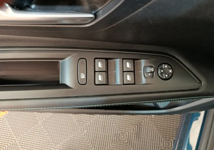 Commande des vitres et réglage des rétroviseurs côté conducteur du Peugeot 3008 bleu PureTech 130 S&S Allure 2022