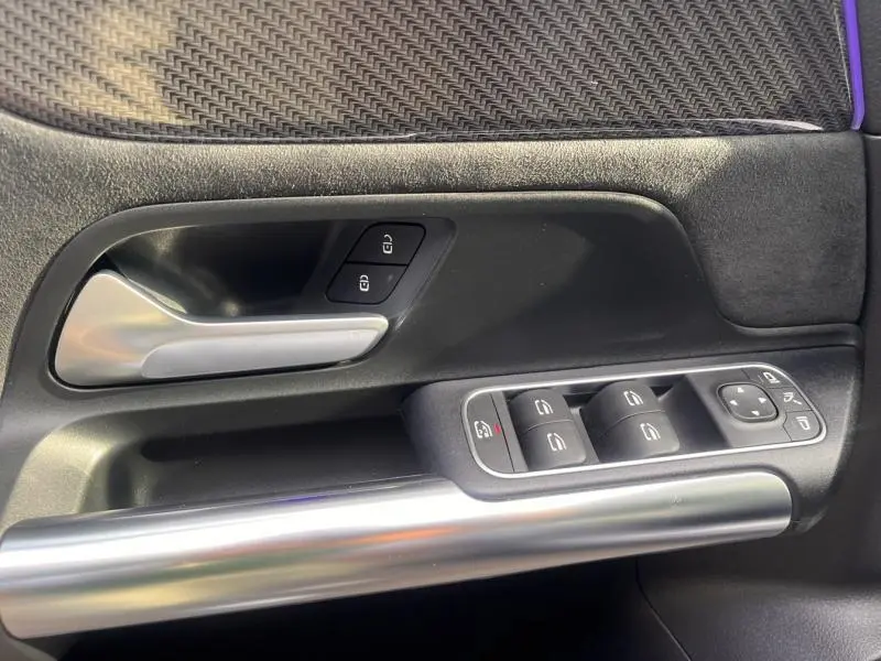 Gros plan sur la porte côté gauche du Mercedes GLA 200 d AMG Line 2021, avec insert gris et commandes de vitres.