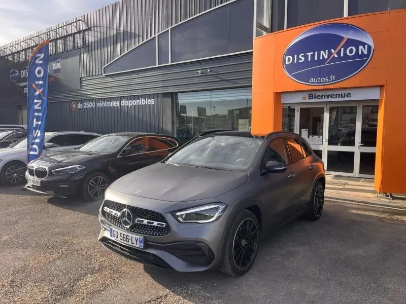 Mercedes GLA 200 d AMG Line gris montagne mat, vue 3/4 avant droit devant concession Distinxion.
