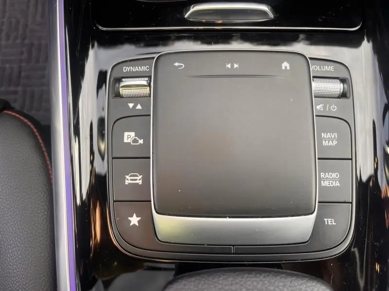 Gros plan sur la commande tactile centrale noire brillante du Mercedes GLA 200 d AMG Line 2021, avec boutons fonctionnels.