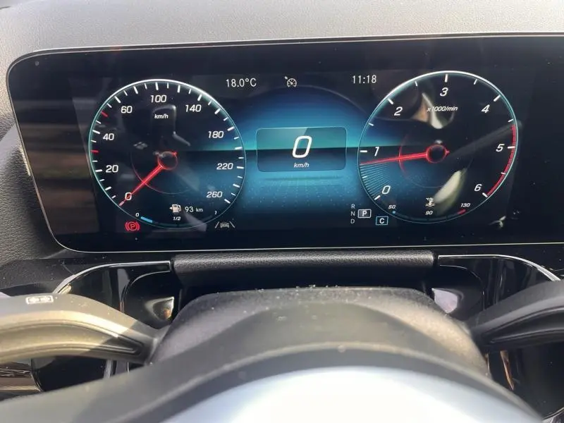 Vue rapprochée du tableau de bord numérique du Mercedes GLA 200 d AMG Line 2021, affichage vitesse et compte-tours.