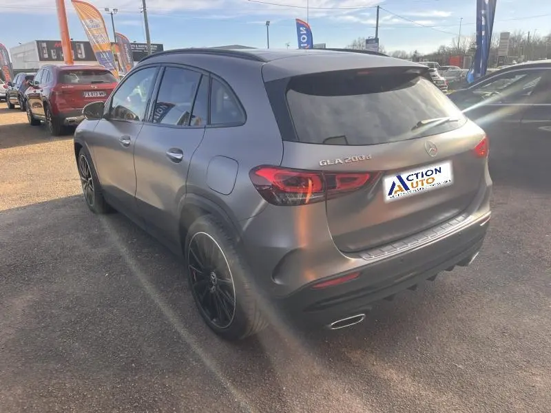Vue 3/4 arrière droite d'un Mercedes GLA 200 d AMG Line gris montagne mat avec jantes noires et vitres teintées.