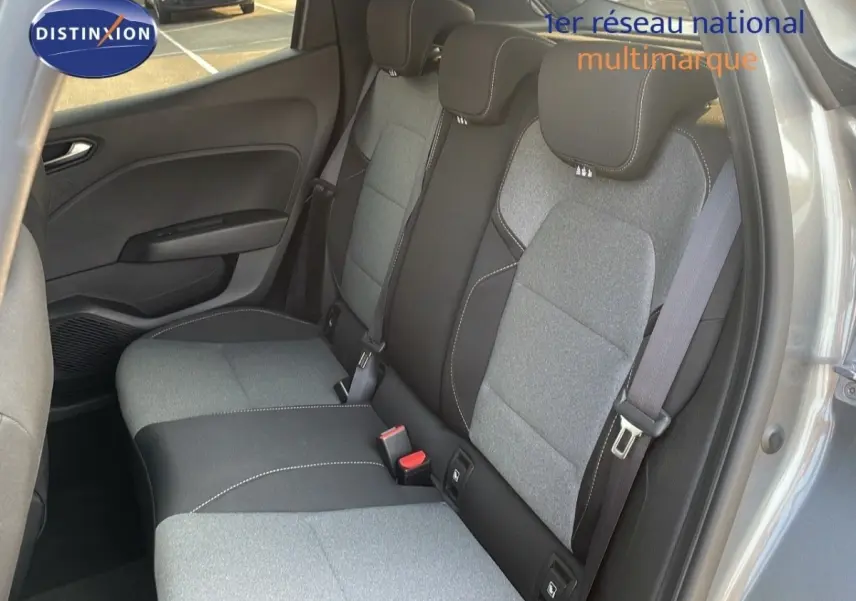 Vue intérieure côté droit sur la banquette arrière gris clair et noir de la Renault Clio Evolution Blue dCi 100 2025.