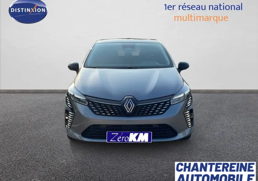Vue avant d'une Renault Clio Evolution Blue dCi 100 gris métallisé avec calandre moderne et feux LED verticaux.