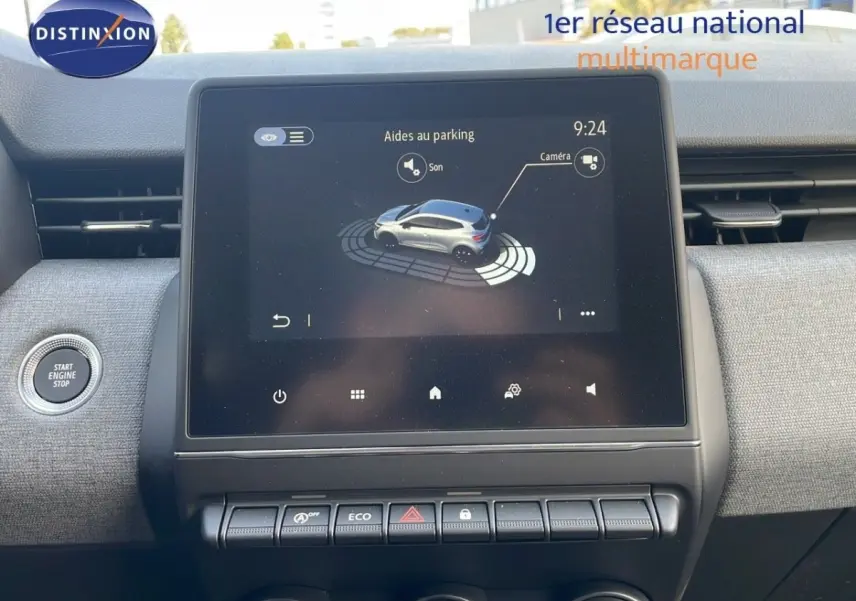 Écran tactile central affichant l'aide au parking dans l'habitacle de la Renault Clio Evolution Blue dCi 100, vue de face.