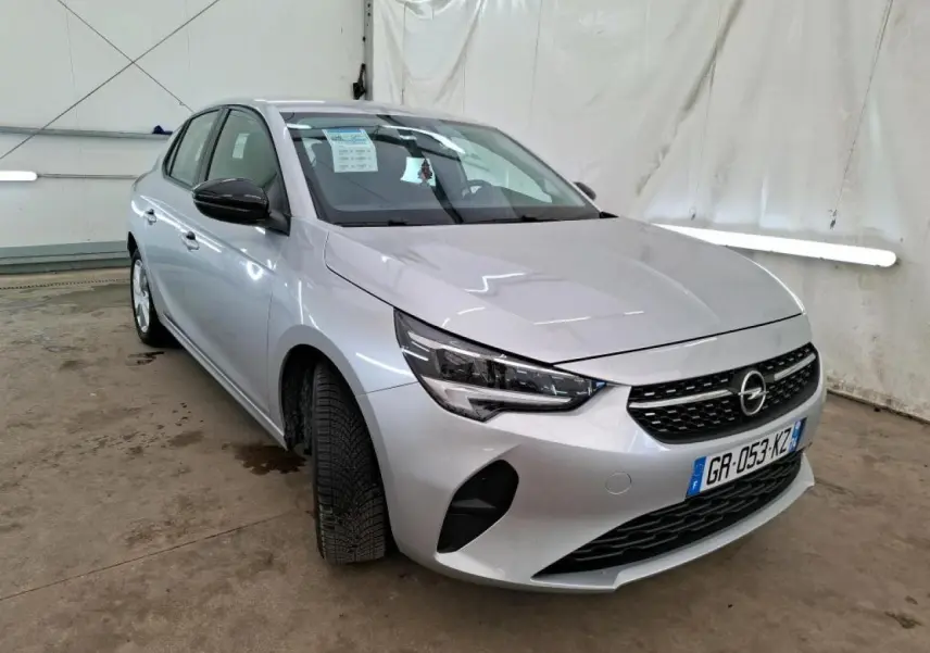 Vue 3/4 avant droite d'une Opel Corsa gris clair avec calandre noire et jantes alliage 16 pouces.