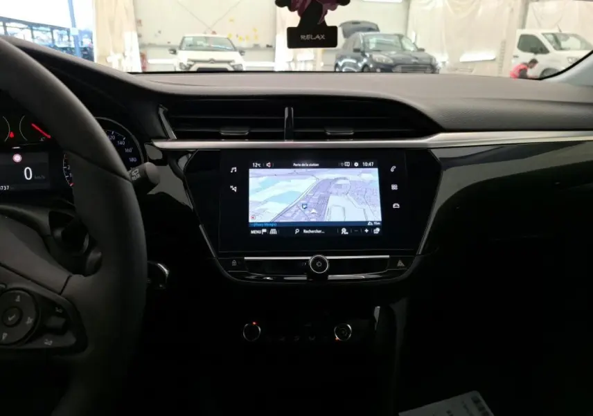 Vue intérieure du tableau de bord de l'Opel Corsa 2023 avec écran tactile 7 pouces affichant la navigation.