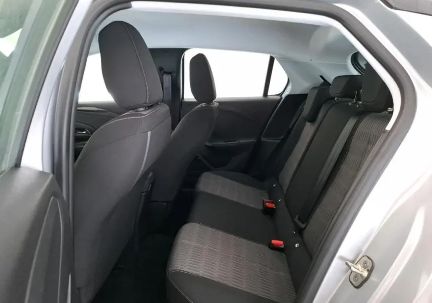 Vue intérieure côté gauche sur les sièges arrière en tissu noir et gris d’une Opel Corsa gris clair 2023.