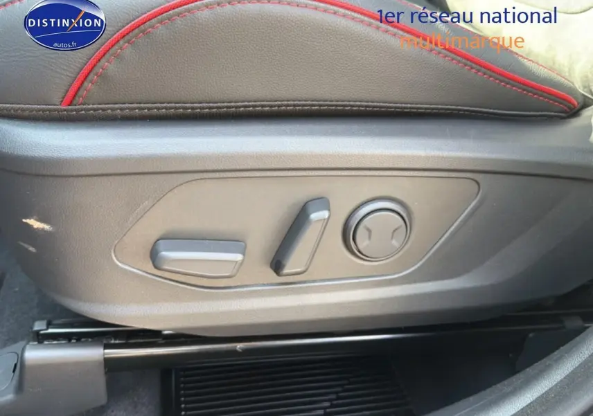 Détail des commandes électriques du siège conducteur en cuir noir avec surpiqûres rouges du Hyundai Tucson 2026 gris shadow.