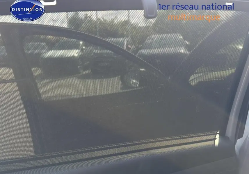 Vue intérieure côté gauche du Hyundai Tucson 2026 gris shadow avec pare-soleil latéral déployé sur la porte.