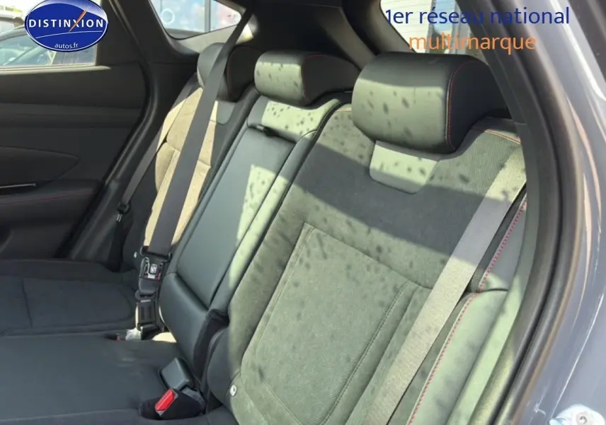 Vue latérale droite des sièges arrière en cuir noir et alcantara avec surpiqûres rouges du Hyundai Tucson 2026 gris shadow.