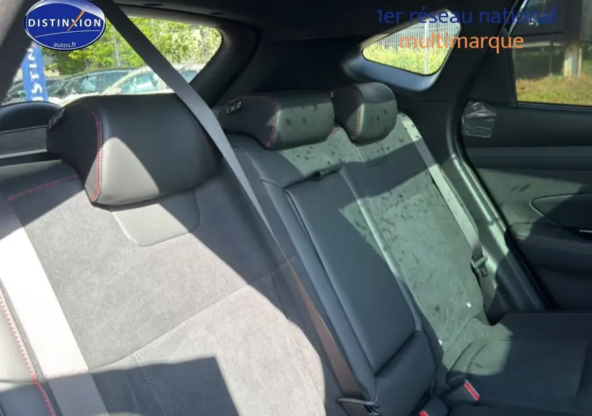 Vue intérieure arrière côté droit du Hyundai Tucson gris shadow, sièges en cuir noir et alcantara avec surpiqûres rouges.