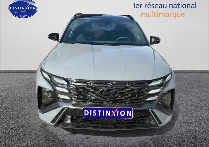 Vue avant d'un Hyundai Tucson gris shadow 2026 avec calandre noire et phares LED intégrés.