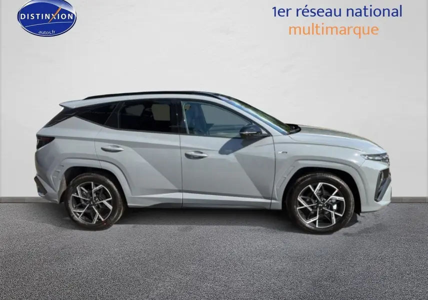 Vue latérale droite d’un Hyundai Tucson 2026 gris shadow avec jantes alliage et toit panoramique en verre.