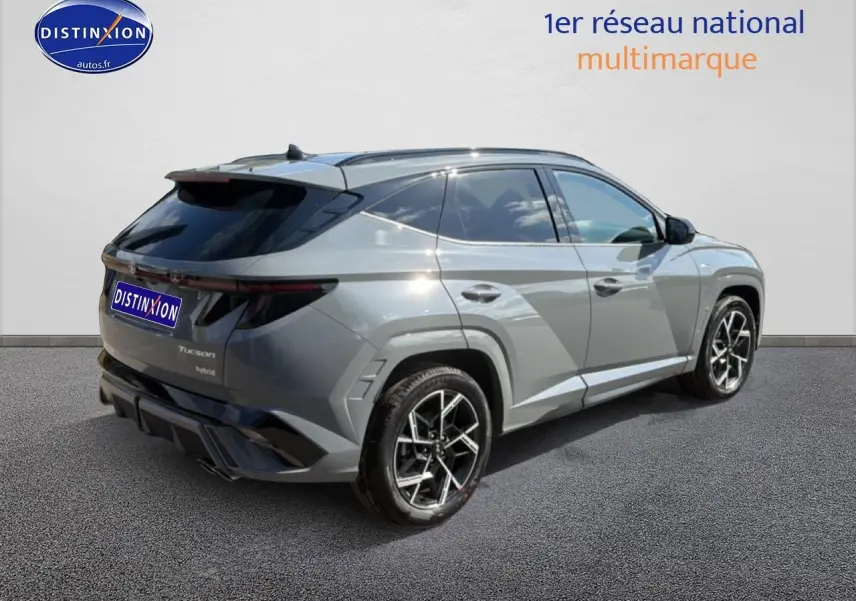 Vue 3/4 arrière droite d'un Hyundai Tucson gris shadow avec jantes alu et feux arrière LED noirs.