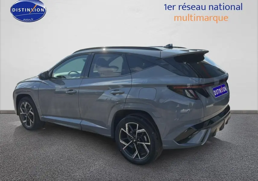 Vue 3/4 arrière droite du Hyundai Tucson gris shadow avec jantes alu et feux arrière LED distinctifs.